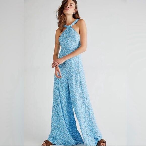 NWT Free People Arlo Jumpsuit
Women's Size S
Blue Floral - Ice Combo - Picture 2 of 10